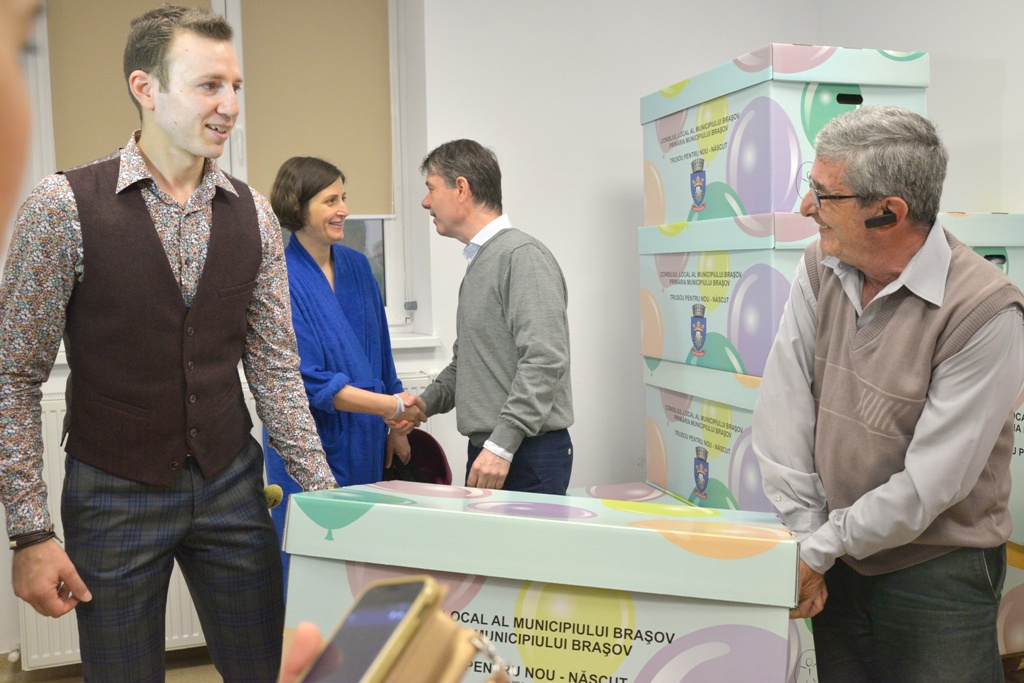Primarul a oferit astăzi primele pachete cu produse pentru bebeluși