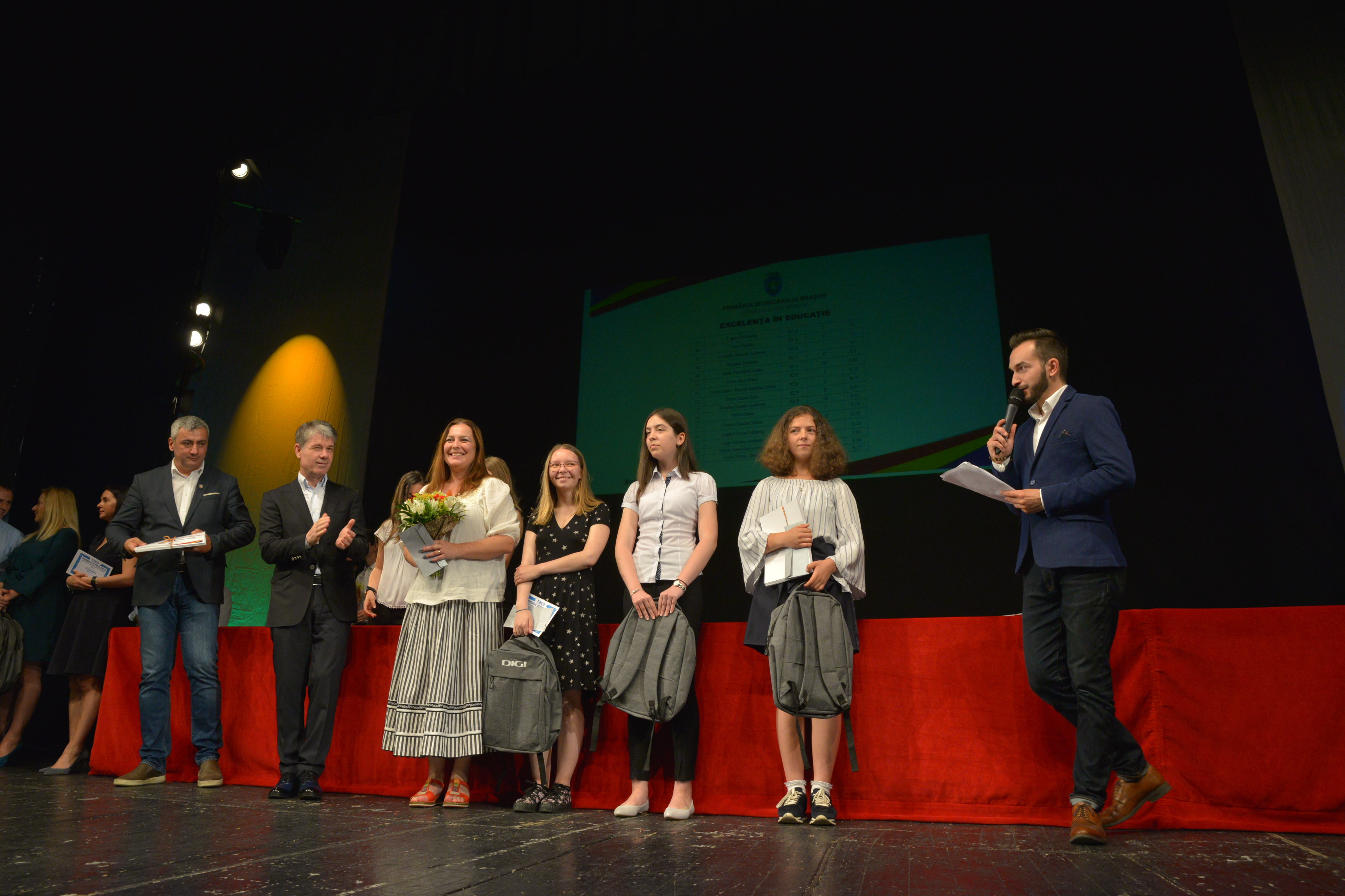 Municipalitatea a premiat, al șaselea an consecutiv, cei mai buni elevi din Braşov