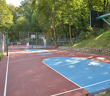 Șapte terenuri de sport, modernizate și puse gratis la dispoziția brașovenilor