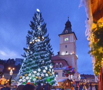 Aducem un strop din magia Crăciunului în fiecare cartier brașovean! Brașovenii se vor bucura de sărbătorile de iarnă în cartiere, unde Municipalitatea va amplasa brazi de Crăciun și căsuțe cu bunătăți. Anul acesta, Primăria Brașov nu va organiza evenimente în Piața Sfatului, cu excepția bradului de Crăciun și a căsuțelor cu decorațiuni și produse specifice sărbătorilor de iarnă