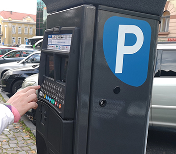 Riveranii au termen 30 de zile să își obțină un abonament dedicat în parcările publice din municipiul Brașov