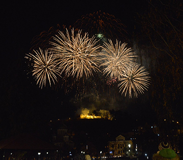 Brașovenii întâmpină Noul An cu spectacole de artificii în mai mult zone ale orașului
