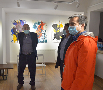 30 de picturi ale artistului Lucian Cioată au fost donate municipalității