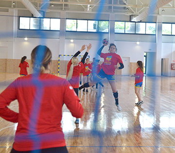 Campioanele naționale la handbal, junioarele I de la Clubul Corona, au inaugurat sala de sport de la Metrom. Sala este multifuncțională, atât pentru sporturi de echipă, cât și individuale, și face parte din programul municipalității de dezvoltare a sportului de performanță