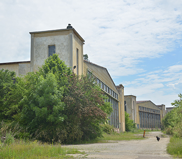 Rulmentul, primul proiect regenerare urbană care pleacă de la punerea în valoare a patrimoniului industrial al Brașovului. Astăzi, reprezentanții Institutului Național al Patrimoniului au prezentat, într-o conferință de presă, rezultatele studiului istoric pe care l-au realizat pe fosta platformă Rulmentul. Fostele hangare al Flotilei 1 Bombardament pot deveni spații culturale, sportive sau de agrement pentru brașoveni