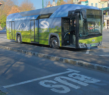 Autobuzele cu hidrogen, o soluție inovatoare pentru un Brașov verde. Astăzi a început testarea primului autobuz cu hidrogen. În luna noiembrie va fi finalizat studiul comparativ între autobuzele electrice și cele cu hidrogen, pentru ca Brașovul să poată decide viitorul mobilității în oraș. Municipalitatea vrea să atragă fonduri prin PNRR și POR pentru achiziția de mijloace de transport ecologice