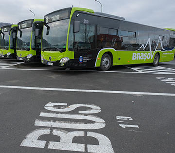 Brașovenii din Stupini și Bartolomeu circulă de astăzi cu noile autobuze electrice-hibrid Mercedes.  Acestea sunt produse în Franța și vor circula pe liniile 25, 28 și 41