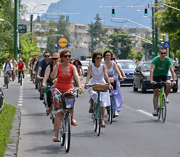 Prioritatea Masterplanului Velo - redistribuirea echitabilă a spațiului urban. Concluzia primei întâlniri în cadrul procesului de elaborare a strategiei pentru circulația cu bicicleta: un Brașov cu străzi complete, adică o împărțire echilibrată a spațiului între toți participanții la trafic, de la moduri diferite de transport până la categorii variate de utilizatori