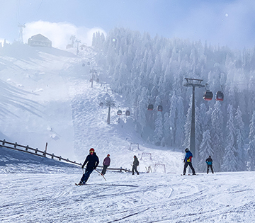 Vești bune pentru schiori și snowboarderi: programul de funcționare al instalațiilor pe cablu, în weekend, va fi până la ora 18.00, iar sezonul de schi este prelungit până în 17 aprilie