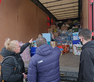 Ajutoarele brașovenilor pentru cei din Cernăuți au plecat spre destinație. Alți brașoveni au adus produse umanitare la Centrul comunitar Brașov pentru Ucraina, deschis la CATTIA, pentru transportul care va pleca mâine