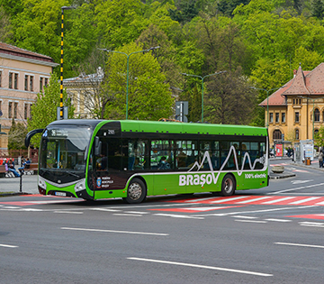 Transportul în comun electric în Brașov = reducerea poluării cu 4.400 de tone de CO2, 98 de tone de oxizi de azot, 41 de tone de CO, 13 tone de hidrocarburi și 2 tone de praf