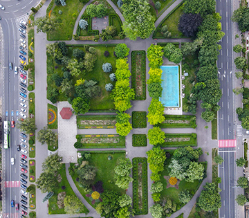 Spații verzi în jurul blocurilor, dezvoltarea infrastructurii de drumeție sau transformarea străzilor în spații verzi și pietonale sunt trei dintre cele șase proiecte de mediu care au obținut finanțare de la Primăria Brașov