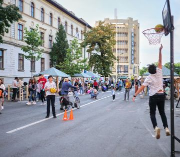 Brașovenii sunt invitați să participe la peste 40 de evenimente și activități FOV, în peste 10 locuri din oraș. Zona Modarom a fost redată pietonilor, pentru Street Delivery, iar duminică sunteți așteptați la Parada Bicicliștilor 2.0