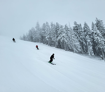 Din acest weekend se schiază în Poiana Brașov