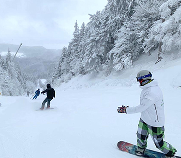 Vești bune pentru iubitorii de schi: deschidem pârtiile din partea inferioară a domeniului schiabil și prelungim programul instalațiilor de transport pe cablu