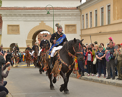 Sărbătoarea Junilor aduce trei târguri pentru brașoveni și turiști: un festival de artă tradițională și meșteșuguri, un târg al producătorilor și un târg tradițional la Pietrele lui Solomon