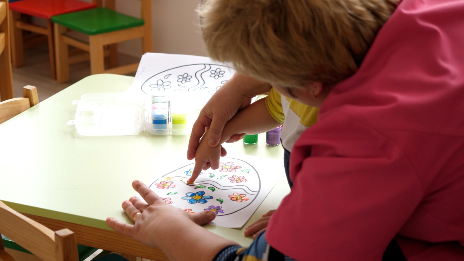 copil indrumat de educatoare