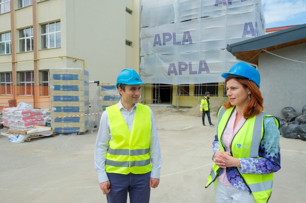 corp nou scoala 30 primar director.jpeg