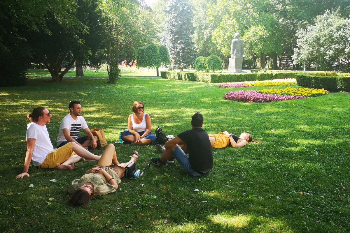 tineri pe iarba în parcul central