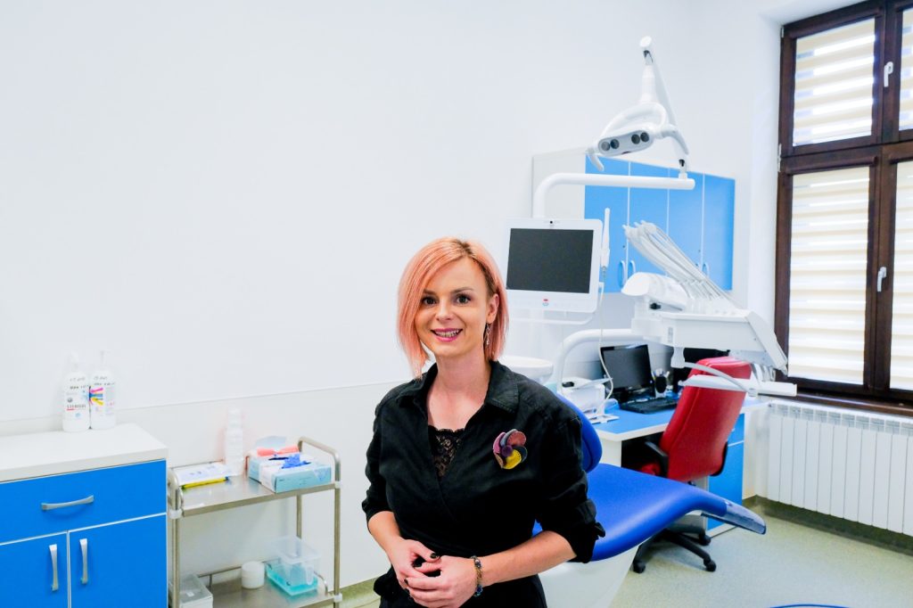 Viceprimarul Flavia Boghiu in cabinetul stomatologic scolar