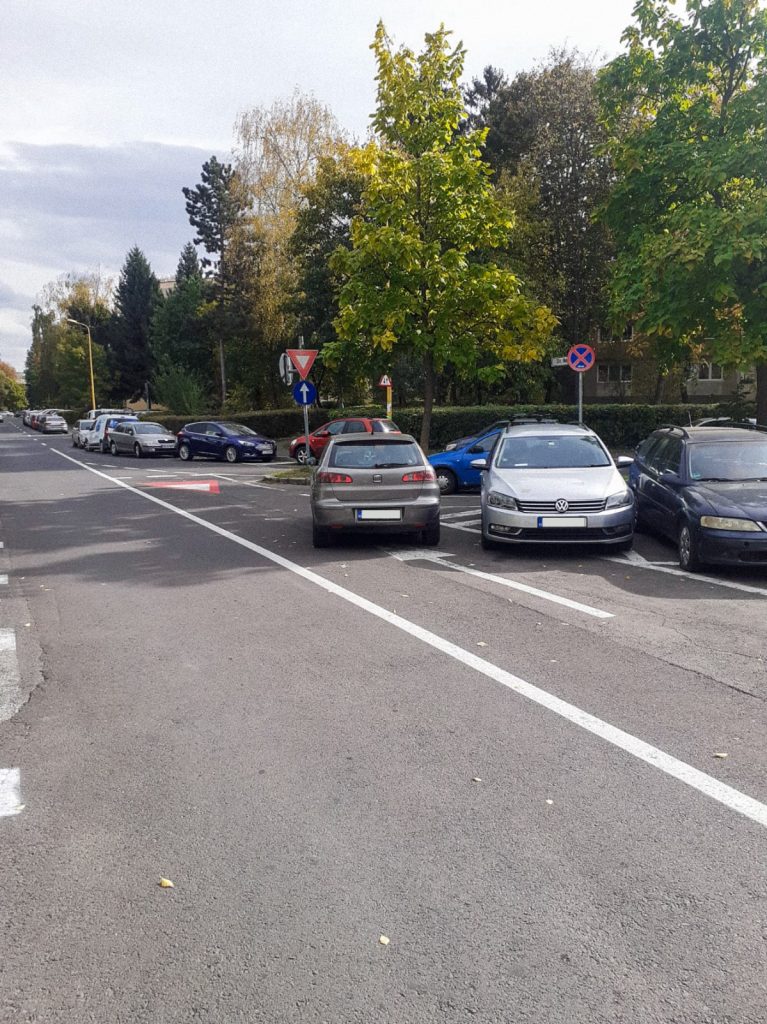 mașină parcată neregulamentar
