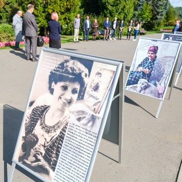 Brașovenii, invitați pe espalanada Parcului Titulescu la expoziția cu povești de viață culese de studenții de la Facultatea de Sociologie și Comunicare