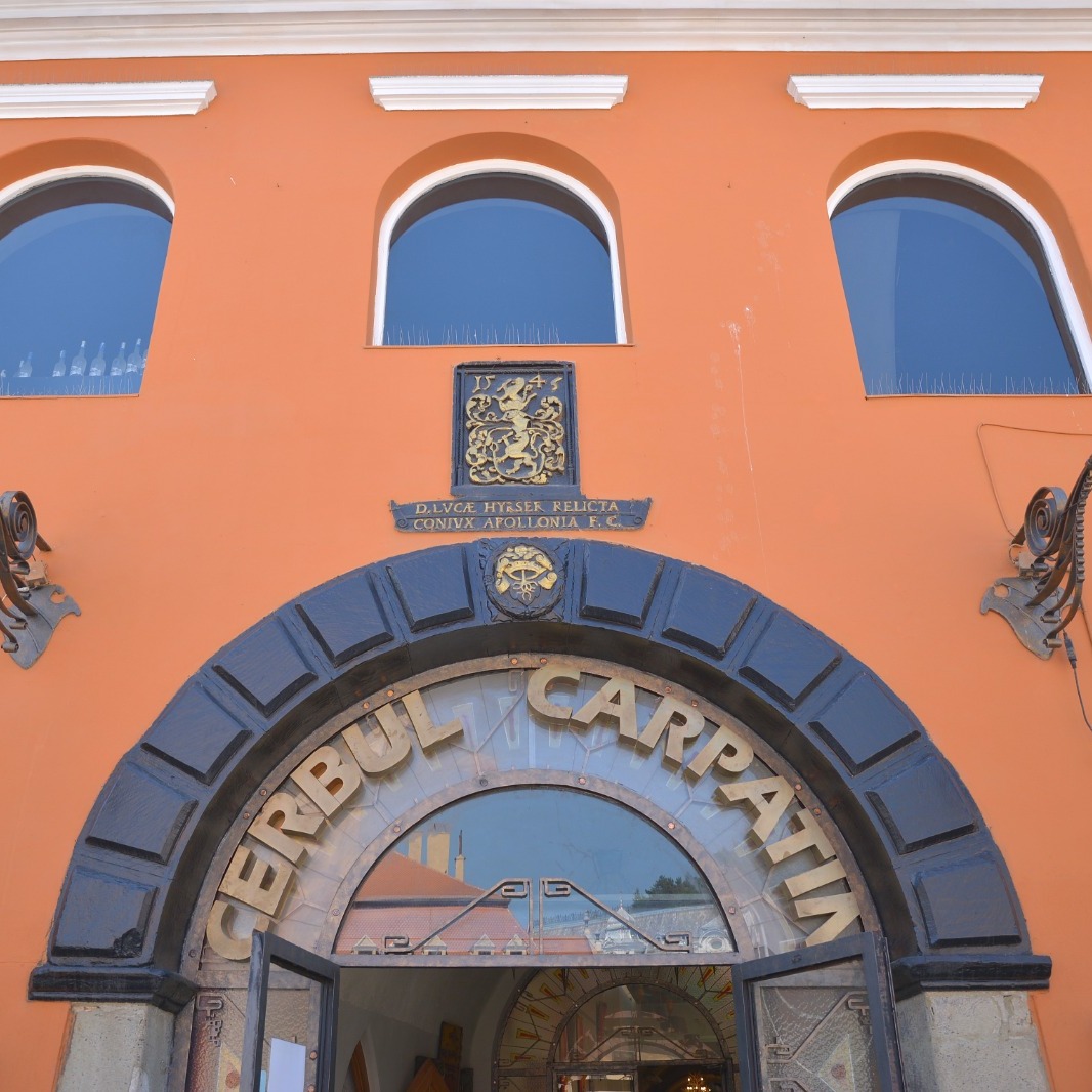 Fostul restaurant Cerbul Carpatin din Piața Sfatului a fost redat, în prima instanță, comunității brașovene