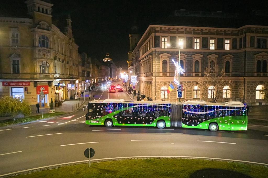 Vine Moș Crăciun în Piața Sfatului / Îl puteți întâlni și într-un autobuz RATBV / Programul evenimentelor din Brașov din acest week-end 7 autobuzul-lui-mos-craciun