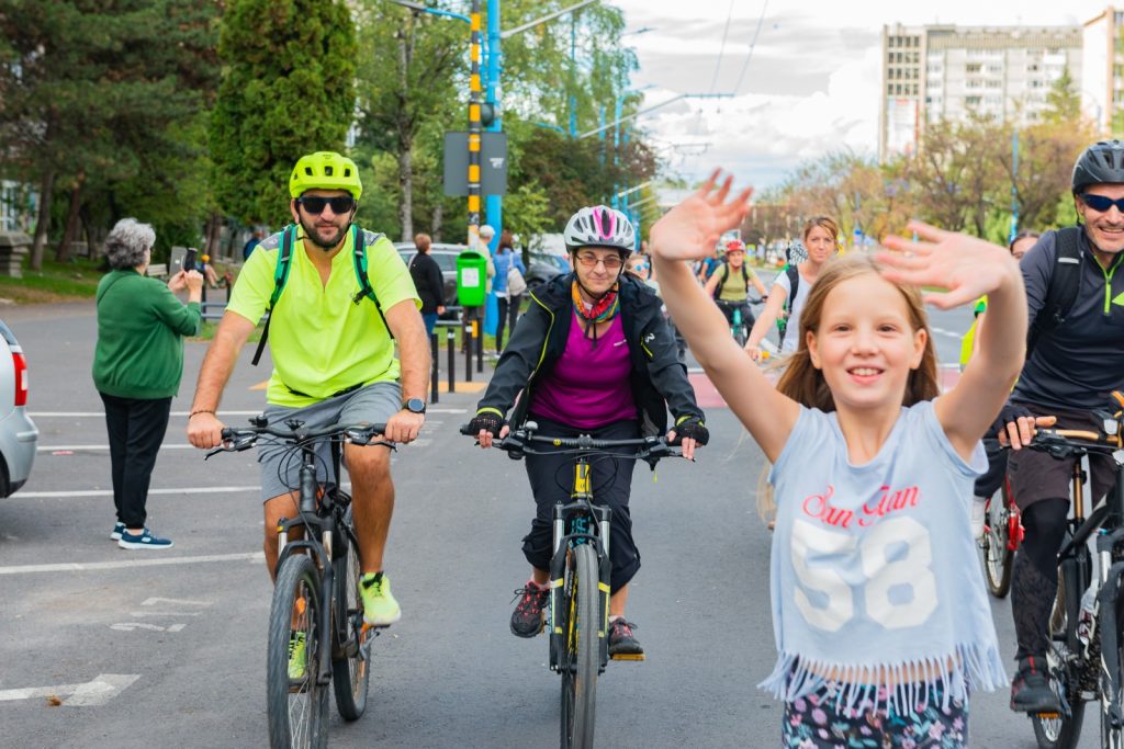 familie cu bicicleta