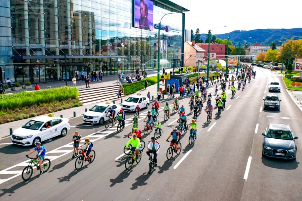 grup de bicicliști în paradă, în centrul civic