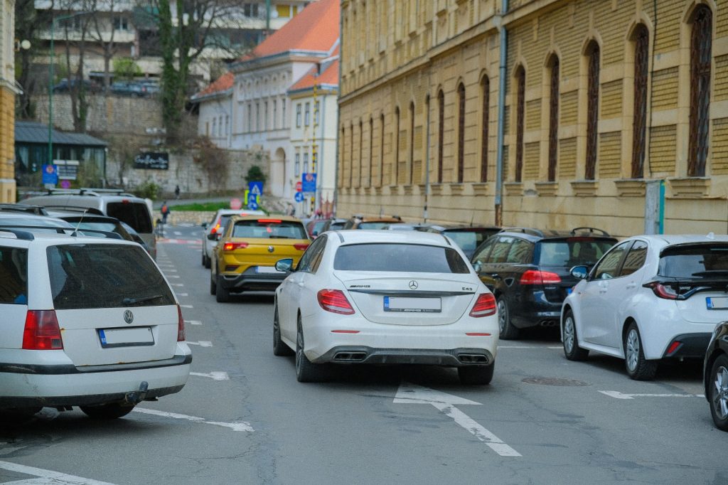Parcarea dintre Poștă și Primărie