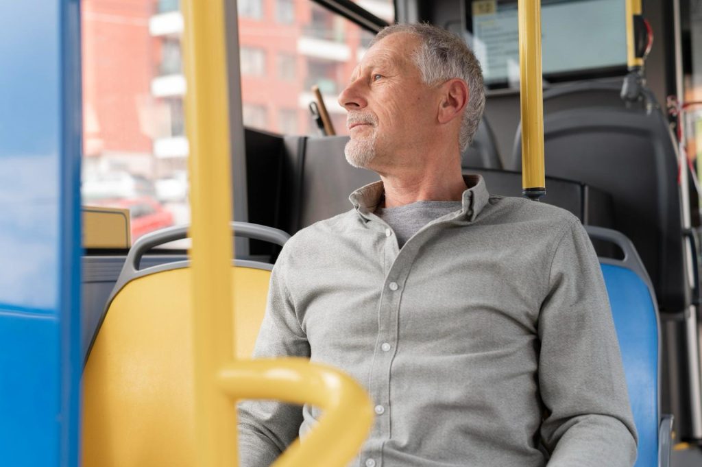 senior în autobuz