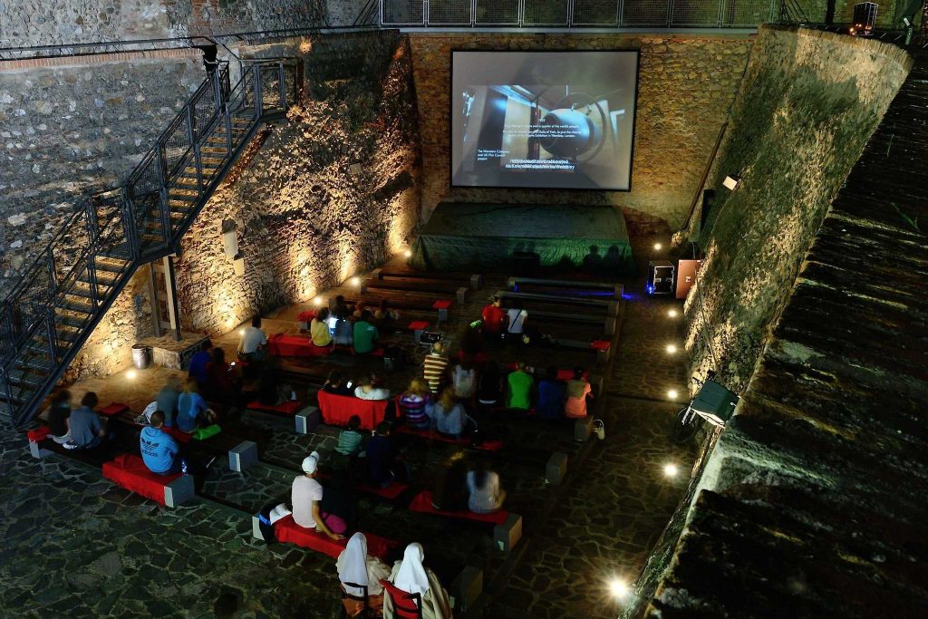 piațetă istorică utilizată ca sala de cinema
