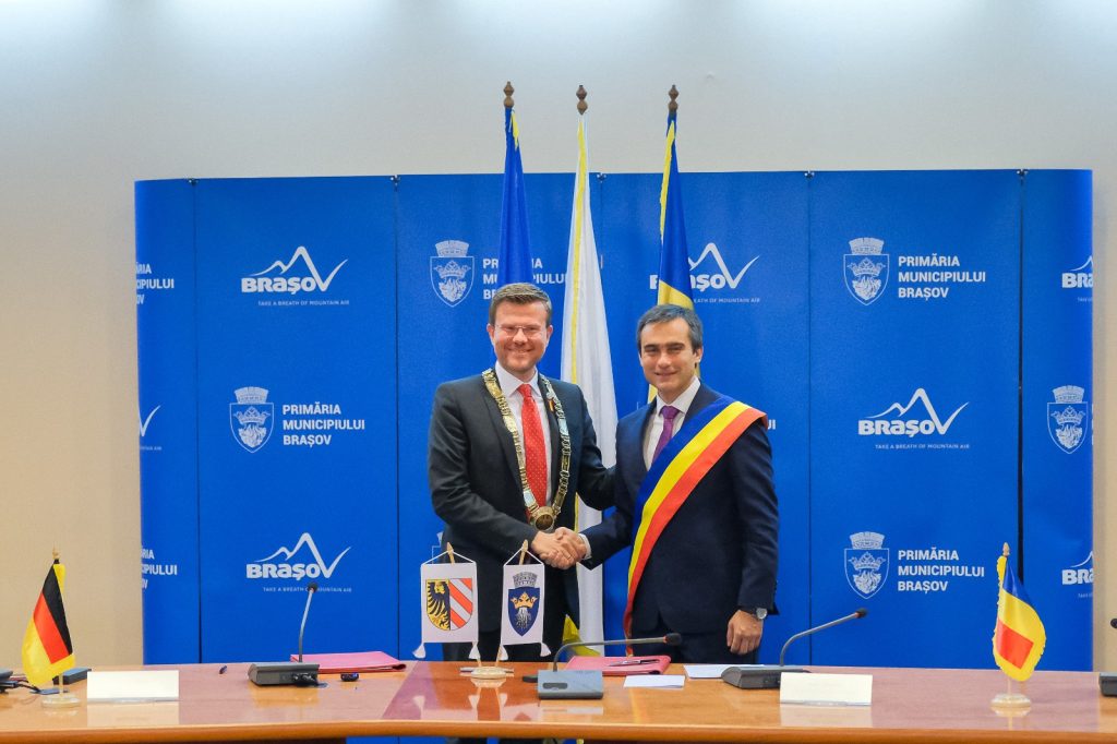 cei doi primari isi strang mana