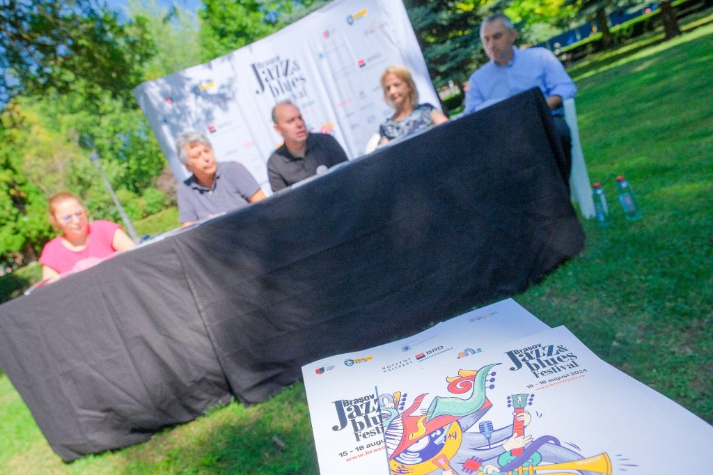 fotografie de grup din conferinta