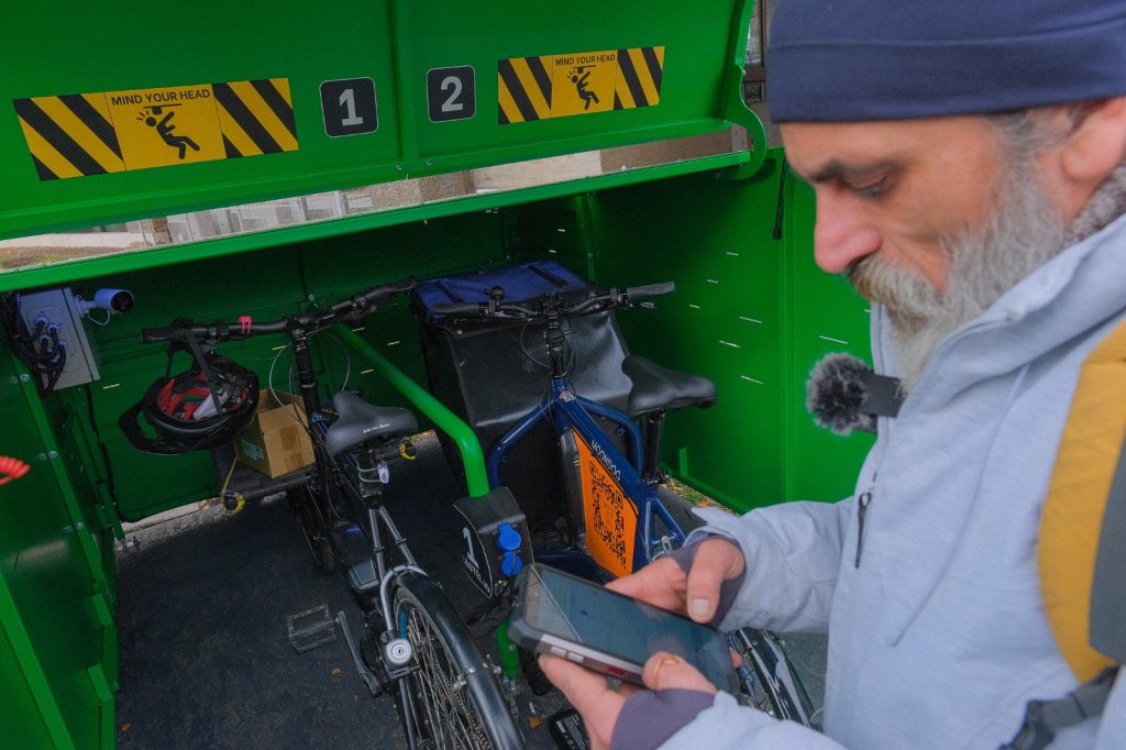 un utilizator acceseaza aplicatia velohub-ului pentru a debloca bicicleta