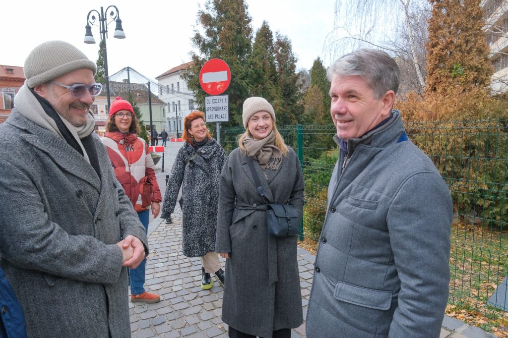 ionut tata (stg) alături de Eliska Bajgarovași primarul George Scripcaru