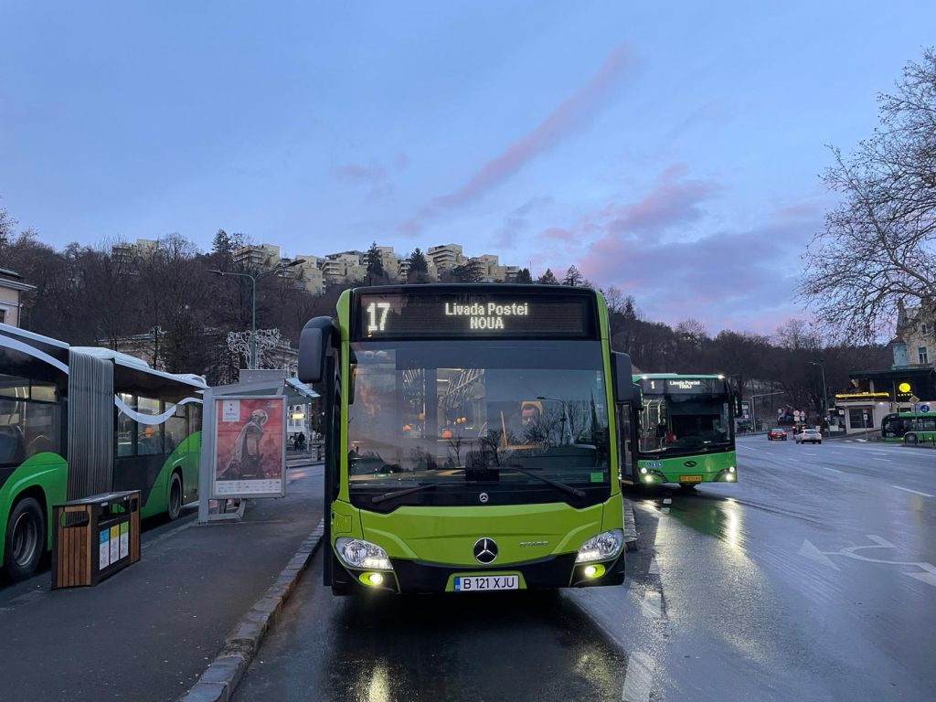 autobuz hibrid articulat Mercedes