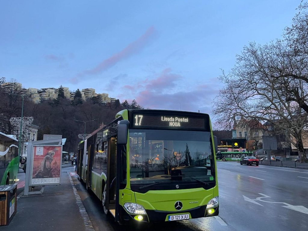 autobuz hibrid articulat Mercedes