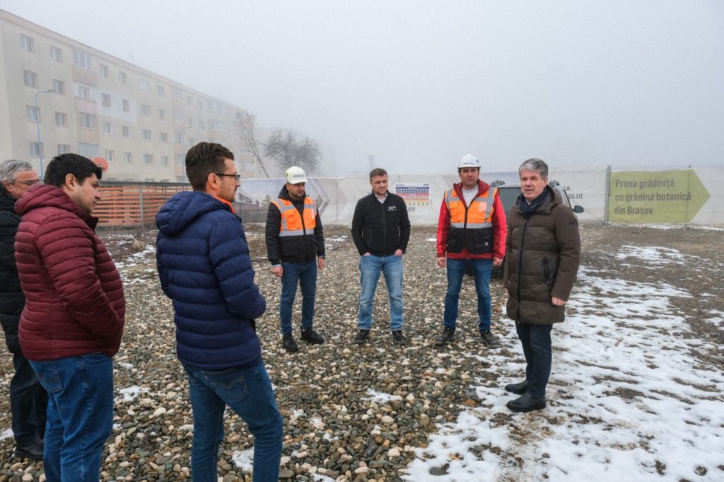 george-scripcaru-la-intalnirea-cu-constructorii-pe-amplasamentul-tractorul-fostul-depou
