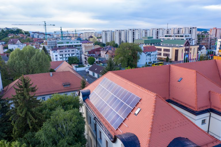 Sisteme fotovoltaice amplasate pe clădirile publice ale UAT Brașov, în scopul producerii energiei electrice din surse regenerabile pentru autoconsum