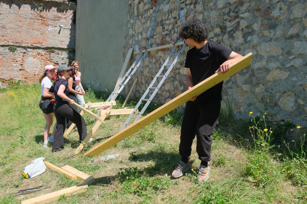 echipa lucreaza la cateva idei de mobilier