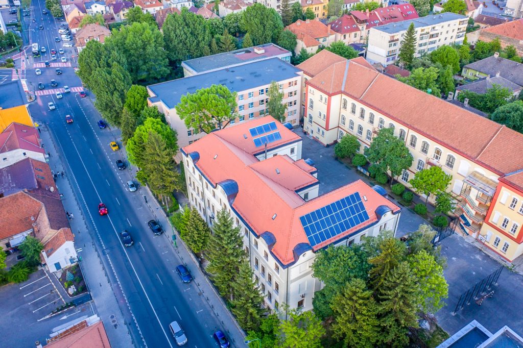 panouri fotovoltaice pe un liceu din Brașov (arhiva)