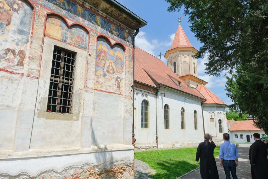 paraclis-si-biserica-exterior