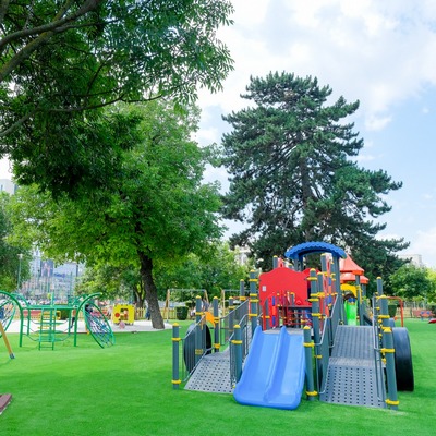 Primăria a deschis, în centrul civic, cel mai nou loc de joacă din oraș