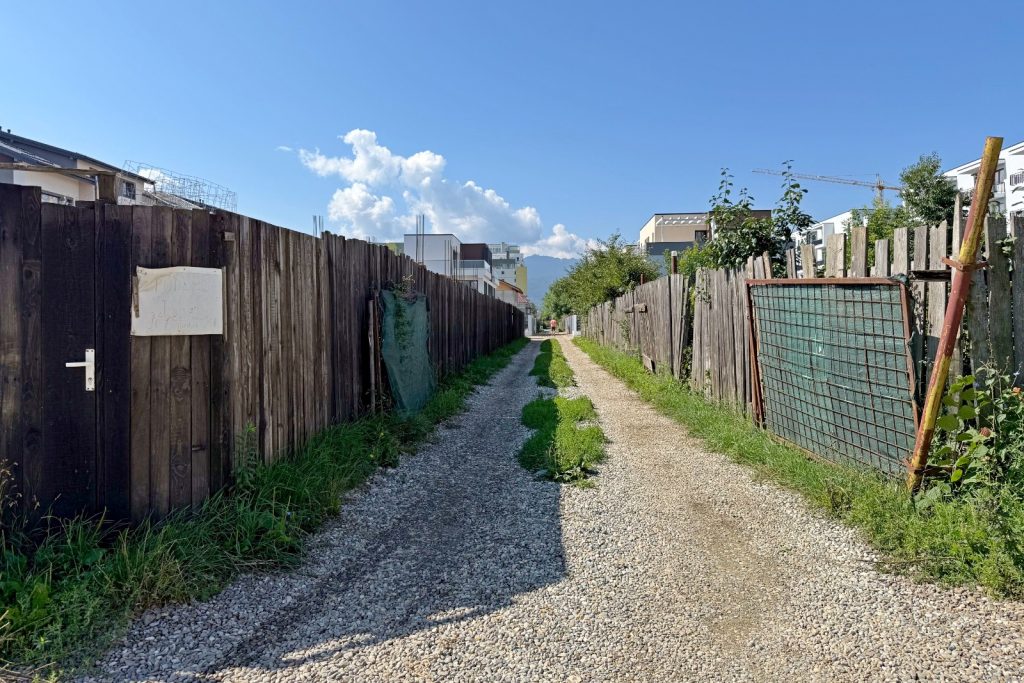 Tractorul - asa-zis drum de acces la niște blocuri