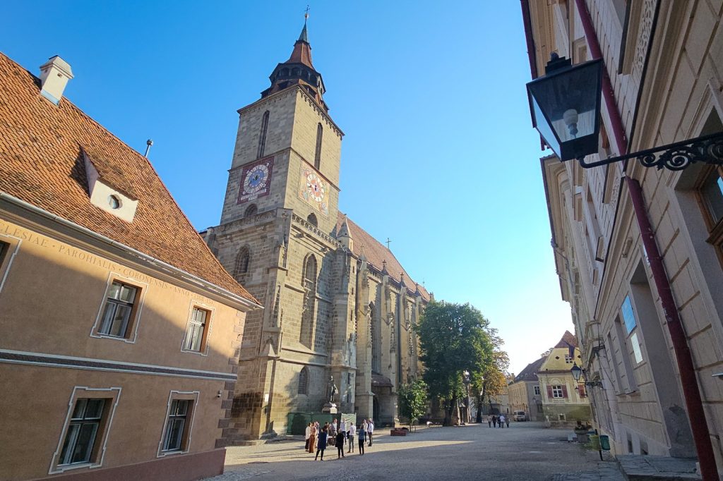 biserica-neagra-curte