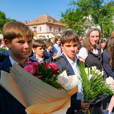 Prima zi de școală la Brașov – echipamente IT și mobilier nou în clase, iar 2.800 de boboci au primit primul ghiozdan