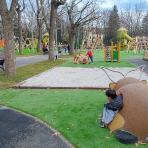 Primăria a deschis noul loc de joacă din Parcul Nicolae Titulescu