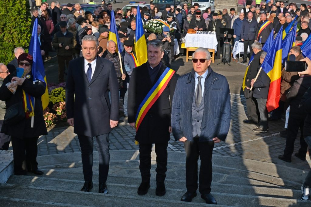Brașov. ,,15 Noiembrie 1987 reprezintă momentul de descătușare al poporului român” 4 primarul Scricparu alături de viceprimarul Patascu si dr Ciurea, la depunerea de coroane